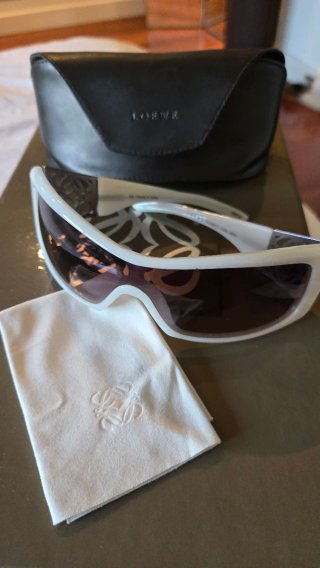 Gafas de sol Loewe blancas y plateadas