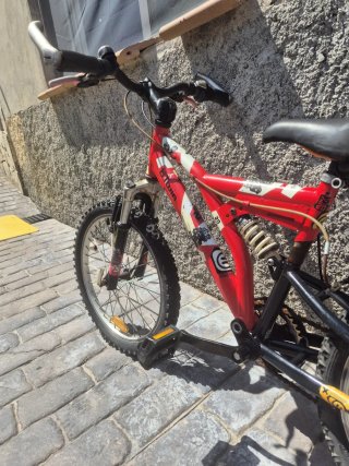 Bicicleta infantil roja