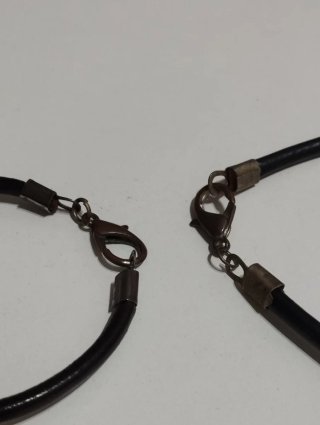 Pulsera y collar de cuero, diseño artesanal.