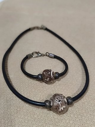 Pulsera y collar de cuero, diseño artesanal.