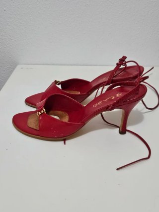 Sandalias rojas fiesta T.41 atadas a pierna