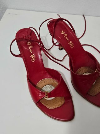 Sandalias rojas fiesta T.41 atadas a pierna