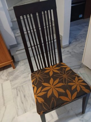 Mesa y 4 sillas de comedor. 70x70 y se amplia 60