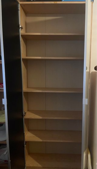 Armario blanco y madera con puertas de cristal