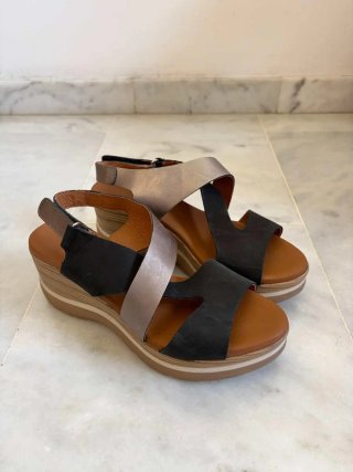 Sandalias Paula Urban de cuña negras y plateadas