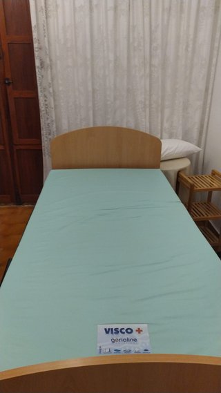 Cama geriátrica articulada eléctrica y colchón