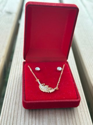 Conjunto collar y pendientes pluma
