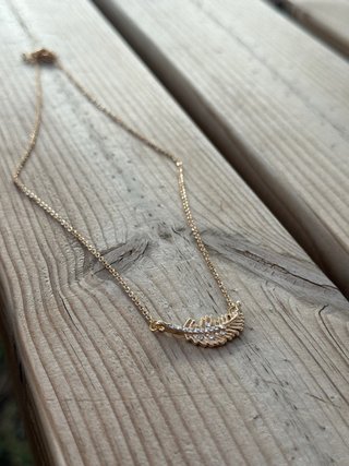 Conjunto collar y pendientes pluma