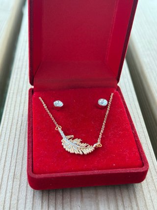 Conjunto collar y pendientes pluma