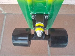 Monopatín Penny rojo amarillo y verde.