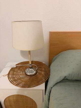 Lámpara de mesa beige y plateada