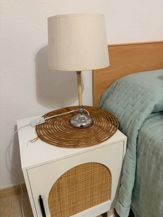 Lámpara de mesa beige y plateada