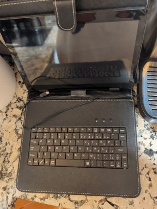 Tablet con Teclado Negro incluye tablet y funda