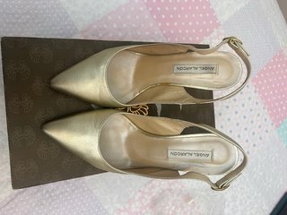Zapatos de tacón Ángel Alarcón dorados talla 38