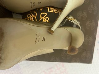 Zapatos de tacón Ángel Alarcón dorados talla 38