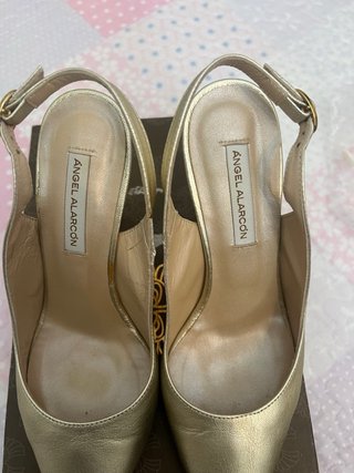 Zapatos de tacón Ángel Alarcón dorados talla 38