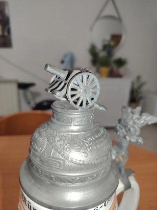Jarra de cerámica con tapa de peltre
