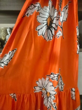 Abito Desigual corallo con fiori bianchi