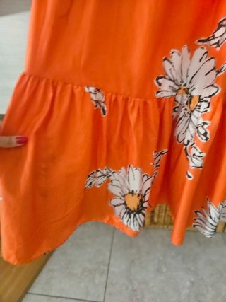 Abito Desigual corallo con fiori bianchi