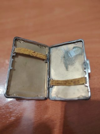 Estuche de cigarrillos plateado floral repujado