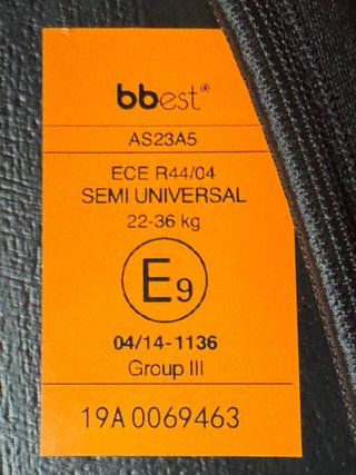Asiento elevador coche negro con ribete rojo