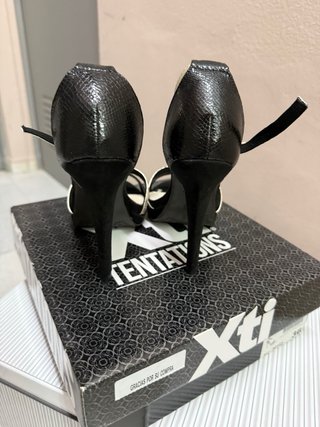 Zapatos de tacón Xti negros y dorados talla 36
