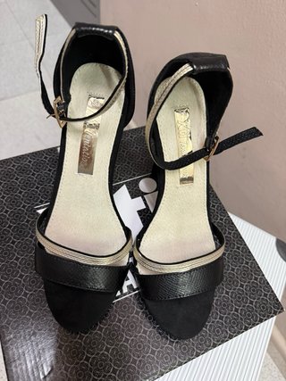 Zapatos de tacón Xti negros y dorados talla 36