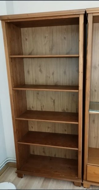 Estantería de madera marrón.