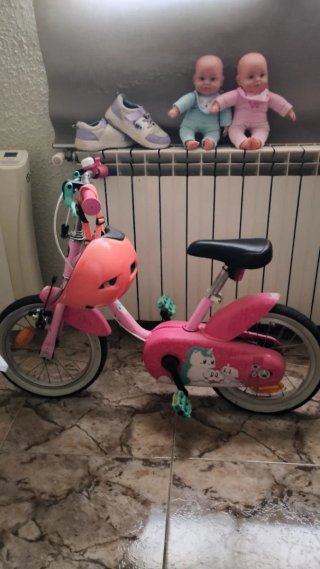 Bicicleta infantil rosa con casco