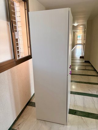 Armario infantil blanco con cuatro puertas