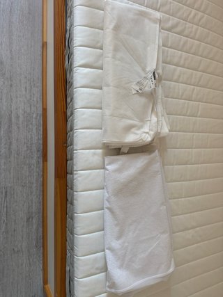 Cama Kura reversible IKEA con colchón y protector