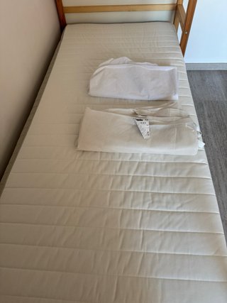 Cama Kura reversible IKEA con colchón y protector
