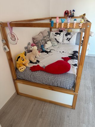 Cama Kura reversible IKEA con colchón y protector