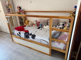 Cama Kura reversible IKEA con colchón y protector