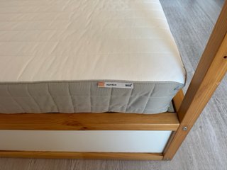 Cama Kura reversible IKEA con colchón y protector