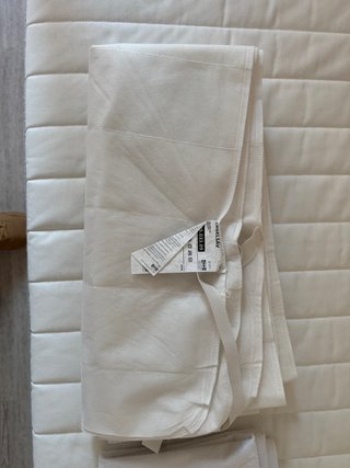Cama Kura reversible IKEA con colchón y protector