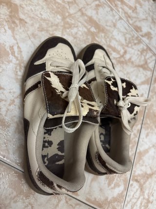 Zapatillas Estampado Vaca Marrón y Blanco