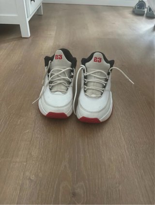 Zapatillas Jordan Blancas y Rojas
