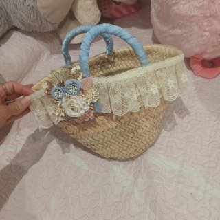 Cesta mimbre comunión flores encaje