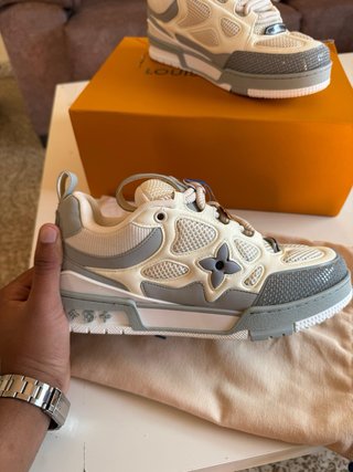 Louis Vuitton Sneakers Grises y Blancas