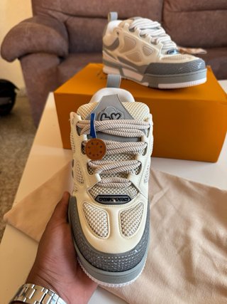 Louis Vuitton Sneakers Grises y Blancas