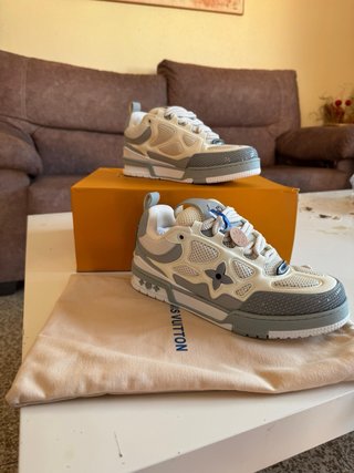 Louis Vuitton Sneakers Grises y Blancas