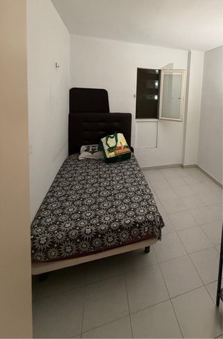Letto singolo con sommier e cuscino