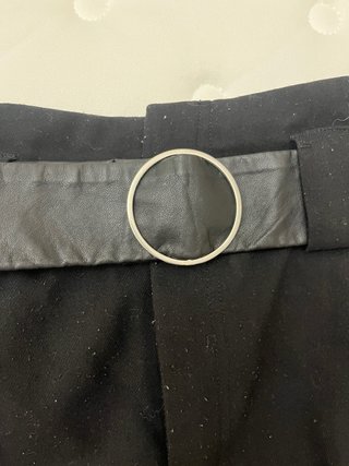 Pantalones negros con cinturón