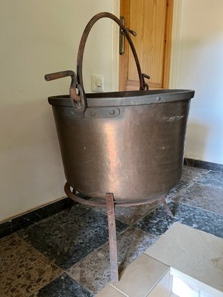 Caldero de Cobre Antiguo con Trébede