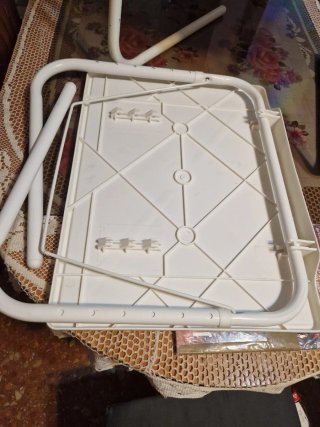 Mesita auxiliar plegable por 5 euros la unidad.