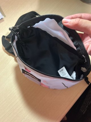 Riñonera Eastpak floral gris y rosa