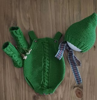 Pelele, gorrito y patucos hechos a mano