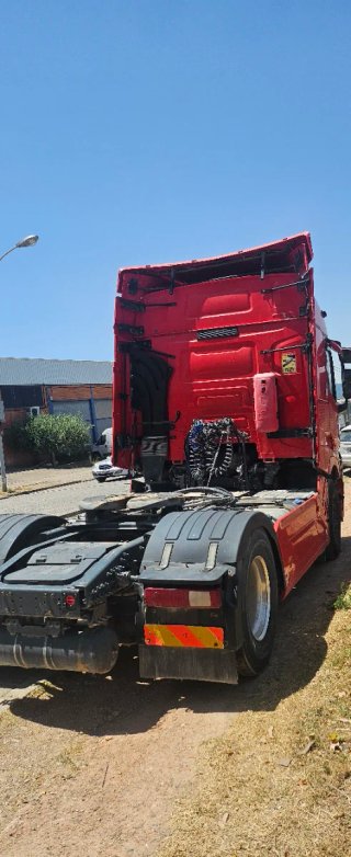 Renault T 460 con equipo hidráulico