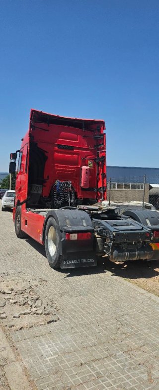 Renault T 460 con equipo hidráulico